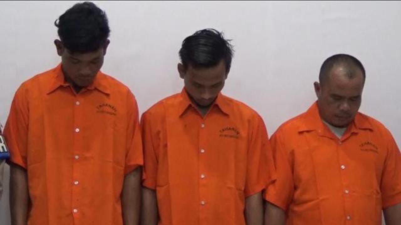 Pelaku Perusakan dan Pembakaran Mapolsek Muara Batang (Reza Effendi/Liputan6.com)