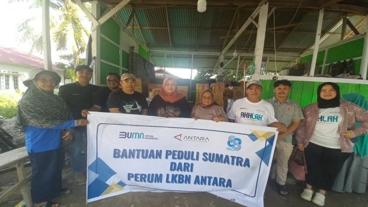 Perum LKBN ANTARA menyalurkan Bantuan Korban Banjir Padang, Sumatera Barat, menunjukkan kepedulian terhadap warga terdampak bencana hidrometeorologi. Simak detail penyaluran donasi ini.