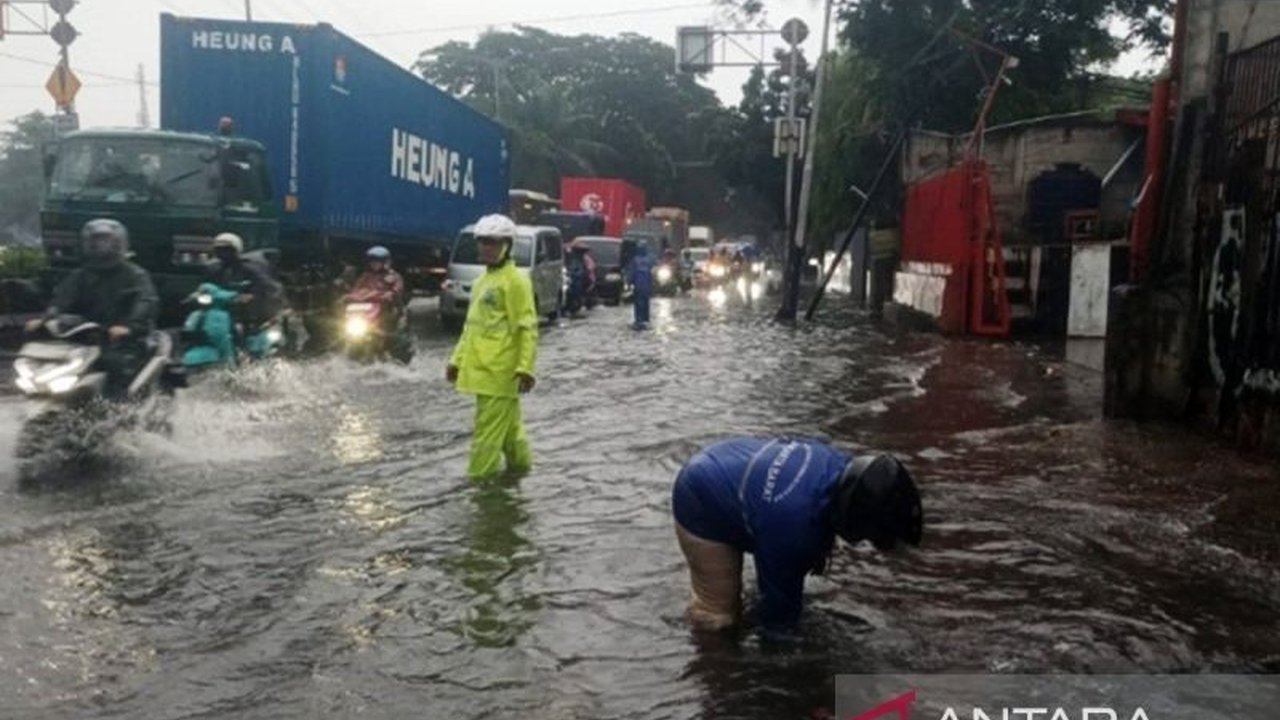 Suku Dinas SDA Jakarta Barat menggencarkan penambalan turap kali bocor dan pengerukan sedimen sebagai bagian dari upaya antisipasi banjir Jakarta Barat akibat cuaca ekstrem yang diprediksi hingga Januari 2025.