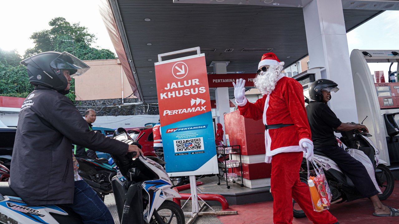 Unik! SPBU Pertamina di Manado Ini Hadirkan Sinterklas, Menambah Kebahagiaan Saat Natal