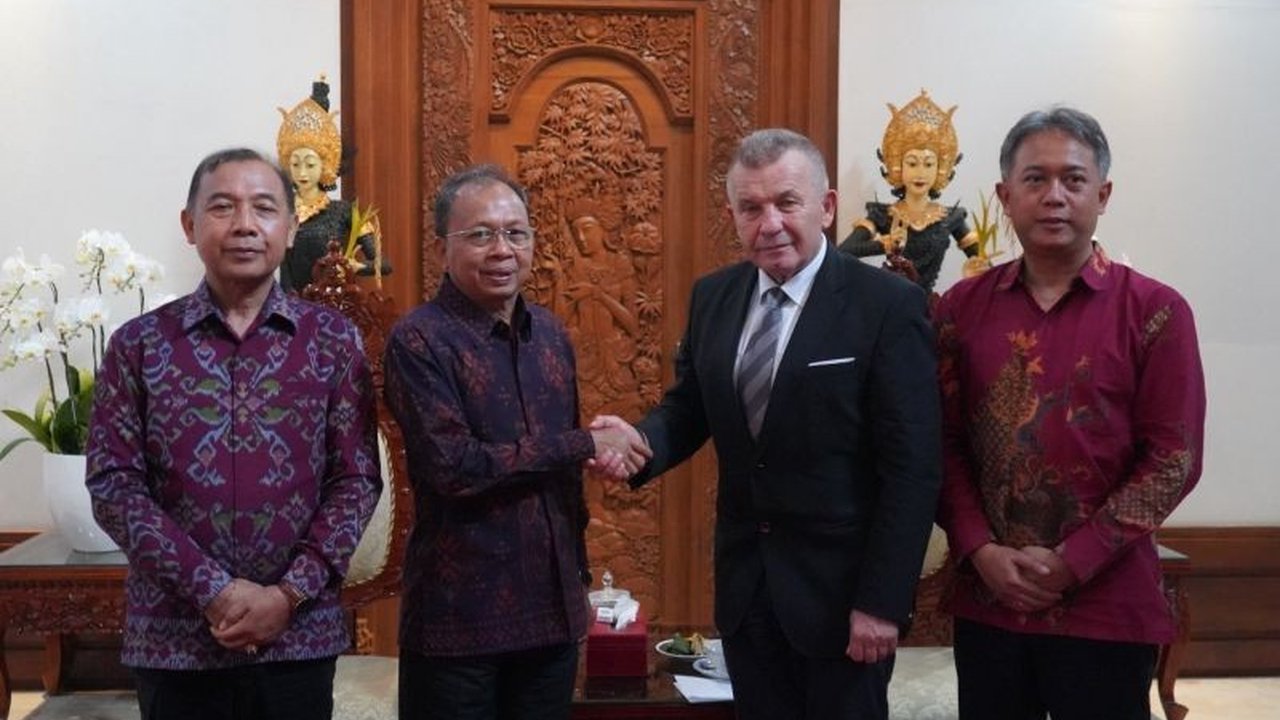 Taman Budaya Bali Indah di Polandia sukses menarik ribuan pengunjung sejak dibuka, menunjukkan pesona budaya Bali di Eropa Timur dan berencana merekrut puluhan warga lokal.