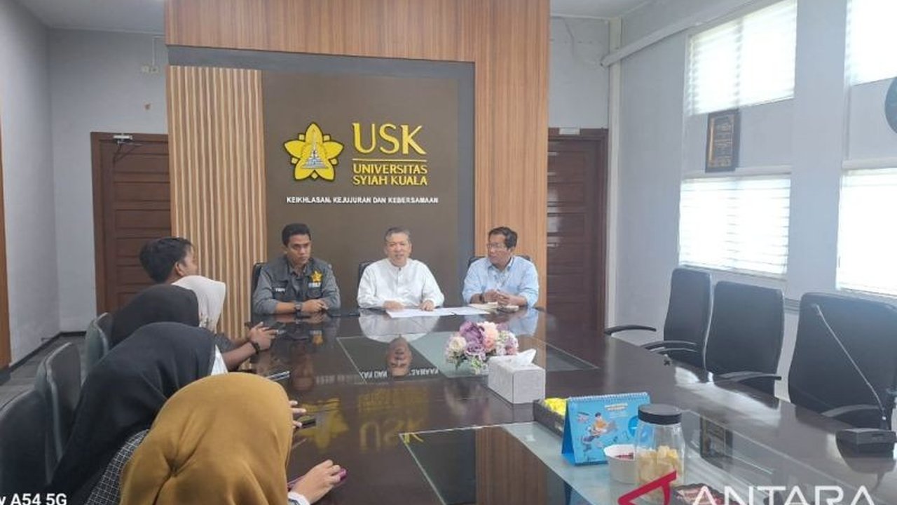 Universitas Syiah Kuala (USK) menegaskan kesiapan menurunkan pakar dari berbagai disiplin ilmu untuk bantu pemerintah percepat proses pemulihan Aceh pascabencana banjir dan longsor.