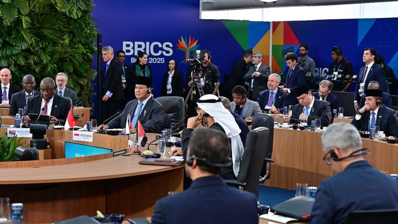 Tahun 2025 menunjukkan paradoks multilateralisme yang mencolok, di mana dunia semakin saling tergantung namun kepercayaan antarnegara justru kian menipis, menguji efektivitas kerja sama global.