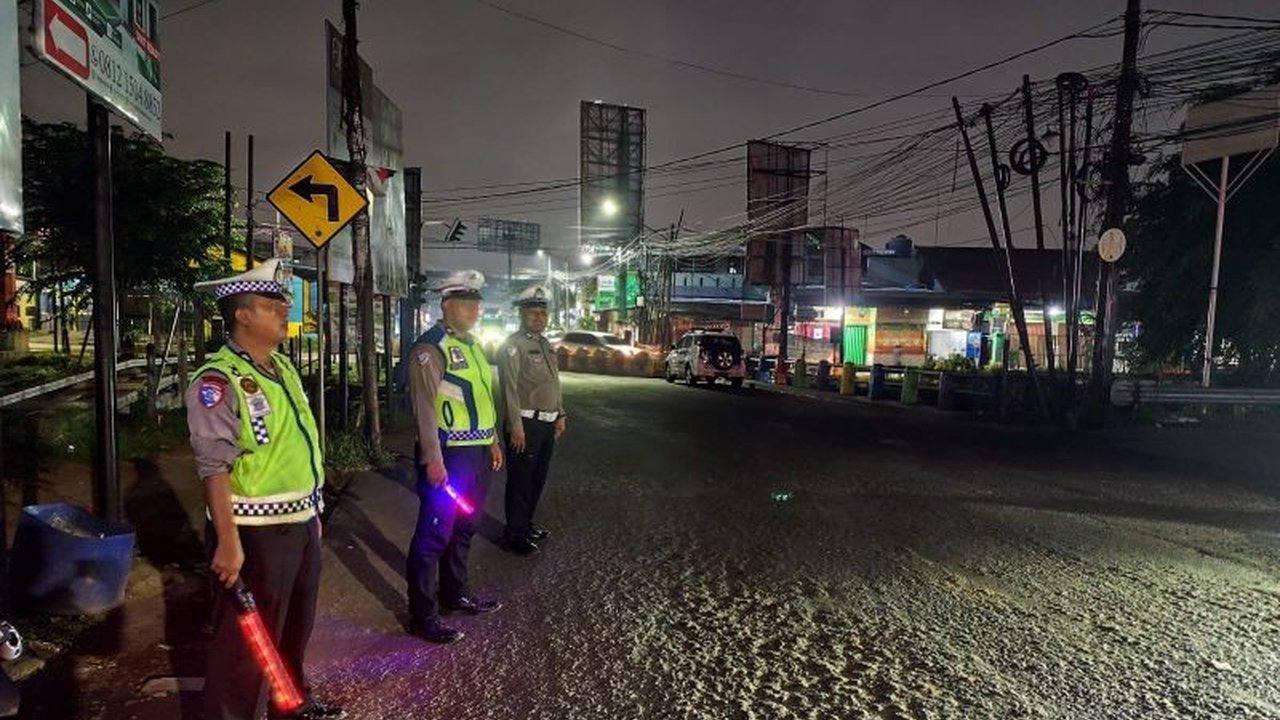 Polres Metro Tangerang Kota memperketat pengawasan truk tambang selama libur Nataru 2025/2026 dengan mendirikan 10 posko, memastikan kelancaran lalu lintas dan keamanan masyarakat.