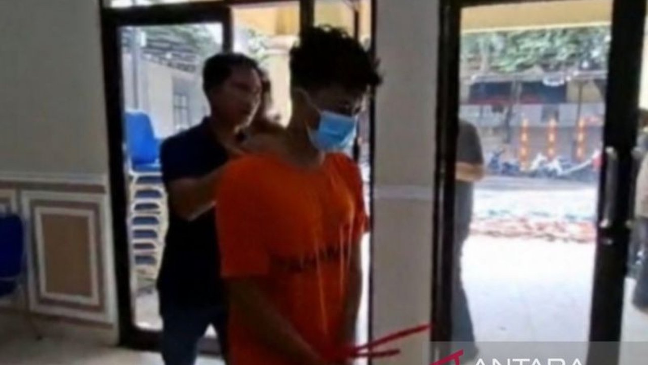 Polisi berhasil mengungkap motif teror bom Depok yang menyasar 10 sekolah. Kekecewaan asmara menjadi pemicu utama aksi tersangka H. Simak selengkapnya mengenai kasus Motif Teror Bom Depok ini!