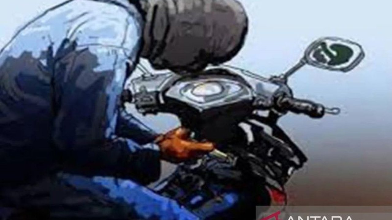 Polisi menggerebek tempat kos di Koja, Jakarta Utara, dan menangkap satu pelaku sindikat pencurian motor; satu pelaku lainnya masih buron.