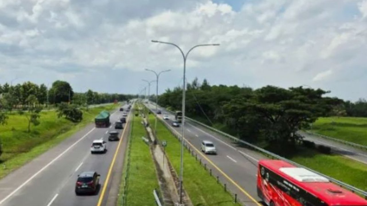 Arus Lalu Lintas Tol Cipali menunjukkan penurunan signifikan setelah Hari Raya Natal, dengan jumlah kendaraan yang melintas jauh lebih rendah dibandingkan hari sebelumnya, namun pengelola tetap mengimbau pengguna jalan untuk mengutamakan keselamatan dan m