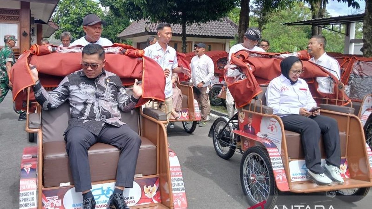 Wali Kota Magelang Damar Prasetyono mengingatkan tukang becak untuk tidak menjual bantuan becak listrik dari Presiden Prabowo Subianto, yang bertujuan meringankan pekerjaan dan memberdayakan ekonomi lokal.
