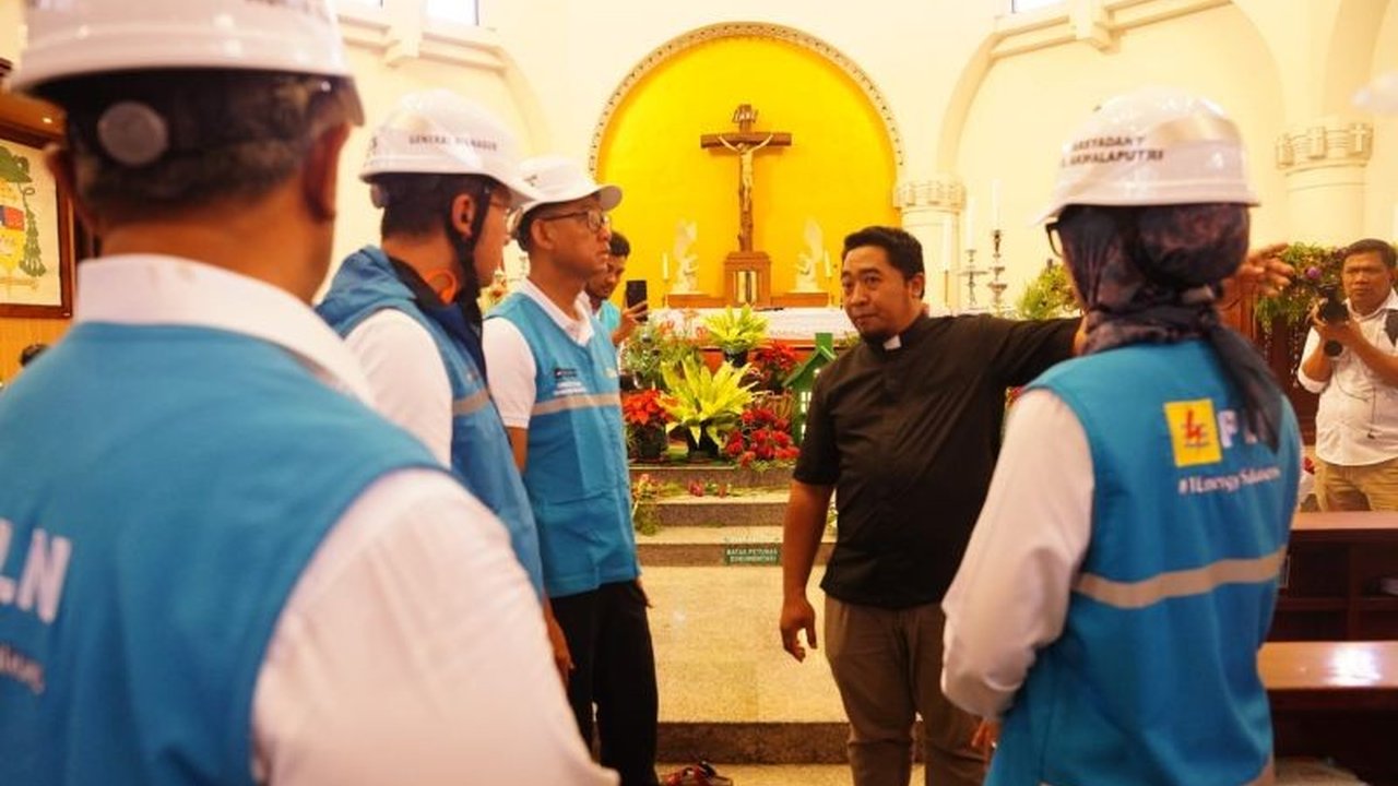 PT PLN (Persero) mencatat beban puncak listrik nasional pada malam Natal 2025 mencapai 44,5 gigawatt (GW), namun pasokan tetap aman dengan cadangan daya yang mencukupi, memastikan kenyamanan masyarakat.
