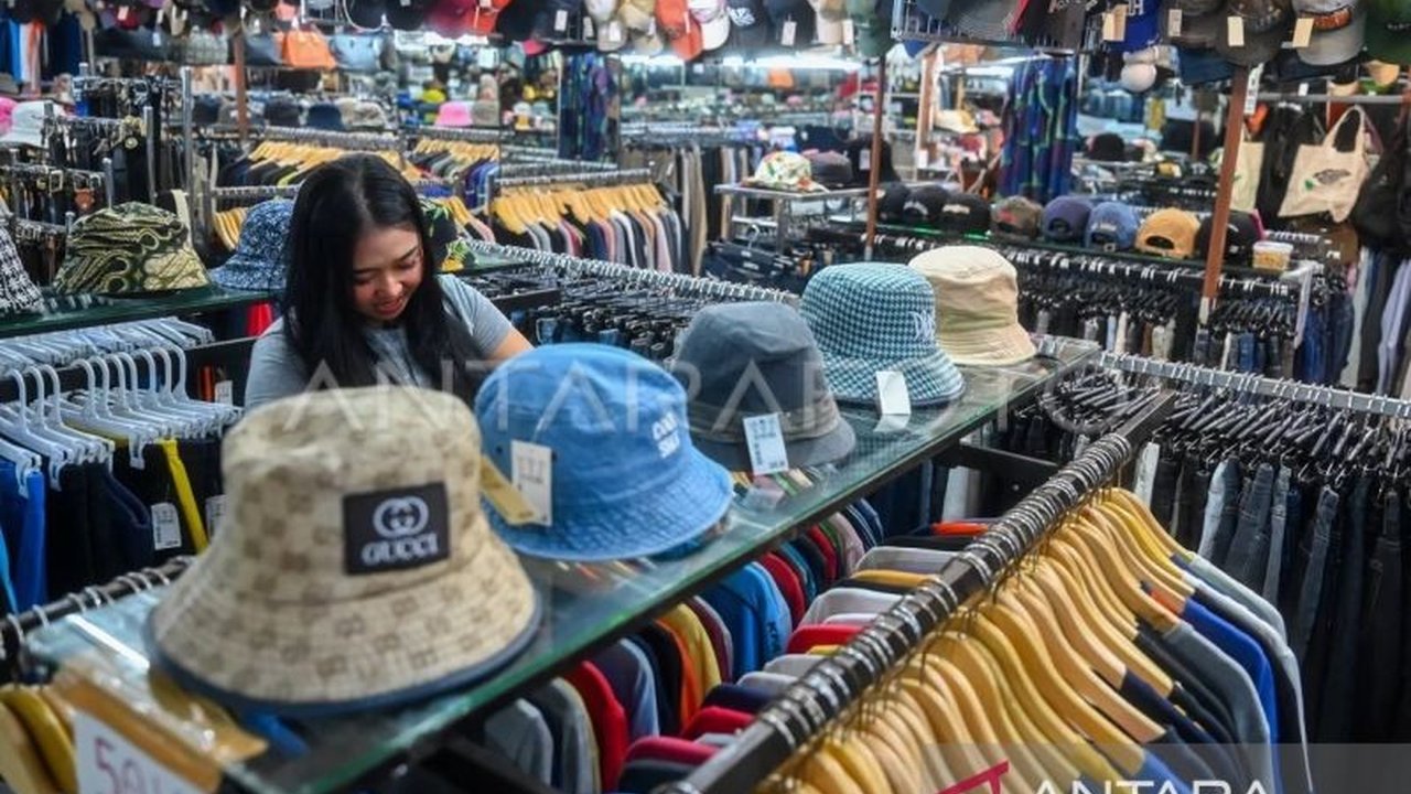 Fenomena thrifting telah bergeser dari sekadar mencari barang murah menjadi upaya membeli status sosial di tengah tekanan ekonomi. Namun, sisi gelap pasokan impor memicu intervensi pemerintah.