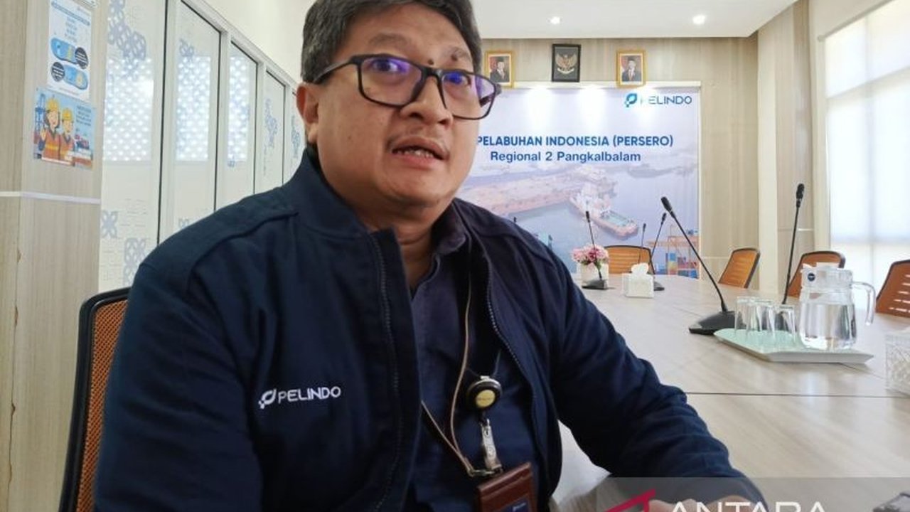 PT Pelindo Regional 2 Pangkalbalam memastikan Pelabuhan Pangkalbalam tetap beroperasi 24 jam melayani bongkar muat dan penumpang selama libur Natal dan Tahun Baru 2026, menjaga stabilitas pasokan. Simak detail layanannya!
