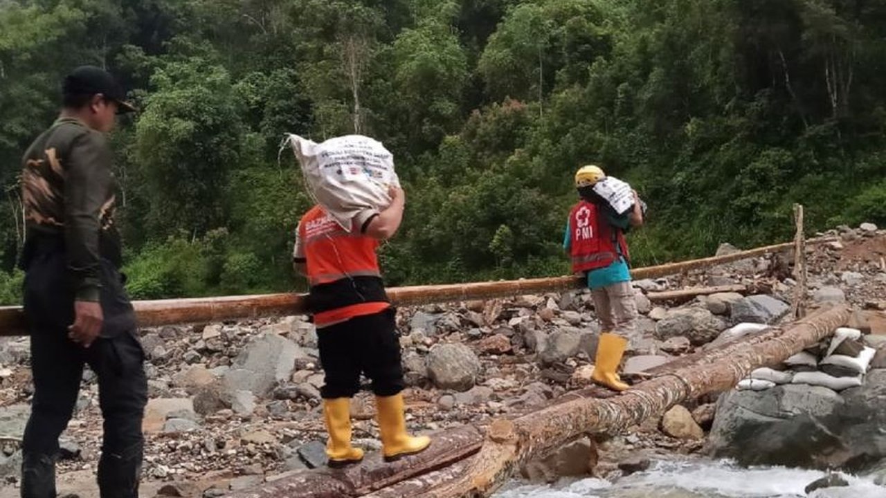 Tim relawan Kota Tangerang menempuh jalur ekstrem menyusuri sungai dan jembatan kayu demi mengantarkan Bantuan Relawan Tangerang Sumbar kepada warga terdampak bencana di pedalaman.