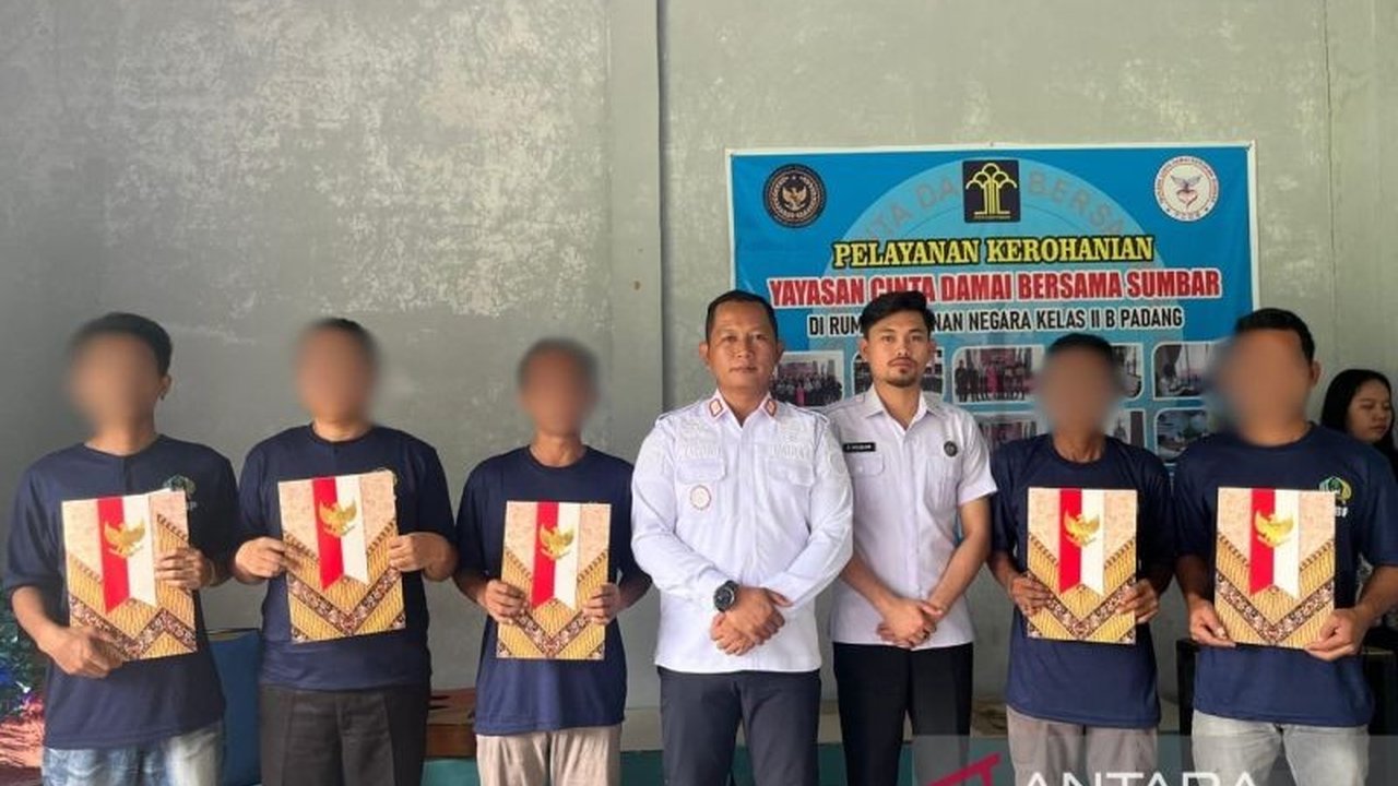 Rutan Padang memberikan Remisi Natal 2025 kepada 10 Warga Binaan Pemasyarakatan (WBP) beragama Kristen, mayoritas terjerat kasus narkotika, sebagai bentuk penghargaan atas perubahan sikap positif mereka.