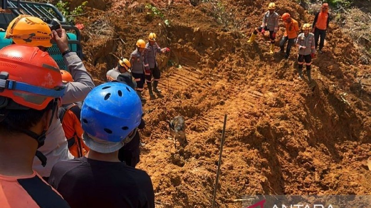 Polri Siagakan Ribuan Personel Bencana untuk memperkuat respons pascabanjir di Aceh, Sumatera Utara, dan Sumatera Barat, memastikan bantuan dan pemulihan berjalan optimal.