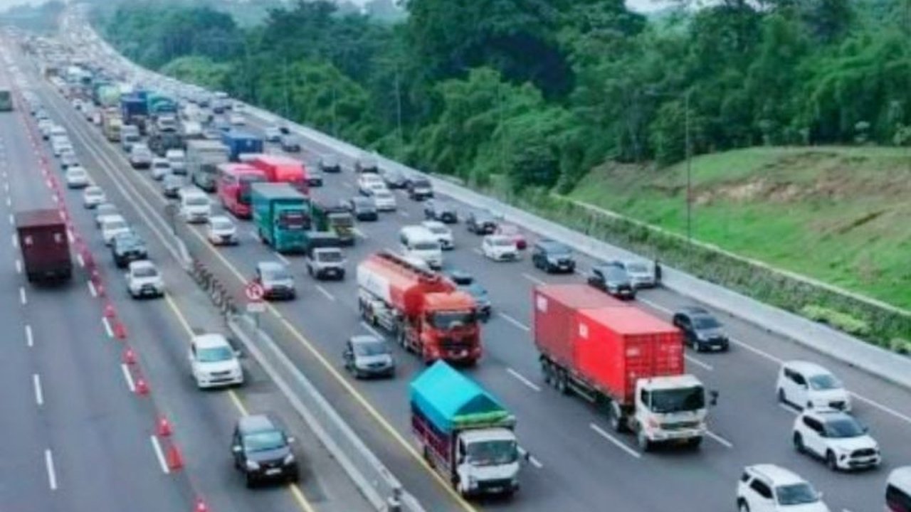 Jasa Marga mencatat 1,38 juta kendaraan meninggalkan Jabotabek selama periode Arus Mudik Natal 2025, meningkat signifikan dibanding kondisi normal.