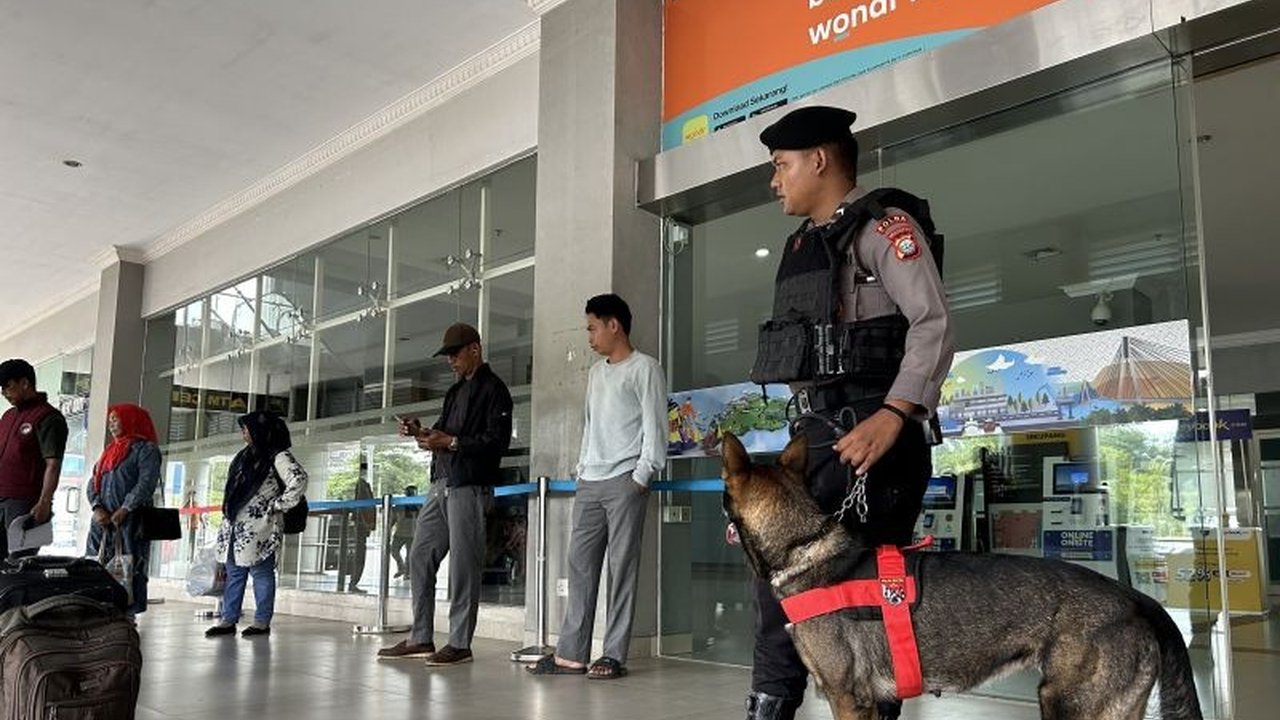 Polda Kepri mengerahkan Unit Satwa K-9 di Pelabuhan Telaga Punggur, Batam, untuk mengawasi mobilitas penumpang dan mewaspadai peredaran narkoba selama libur Natal 2025 dan Tahun Baru 2026 demi keamanan masyarakat.