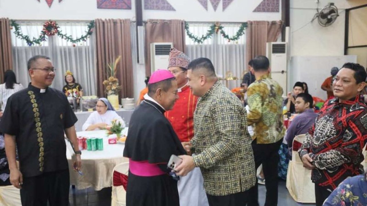 Perayaan Natal 2025 di Makassar berlangsung aman dan damai. Wali Kota Munafri Arifuddin menyoroti peran penting toleransi dan kebersamaan warga sebagai kunci utama dalam menjaga Perayaan Natal Makassar Kondusif.