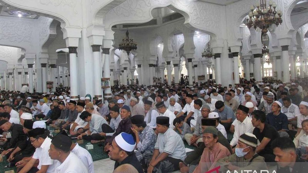 Ribuan warga Aceh berkumpul dalam Peringatan Tsunami Aceh ke-21, mendoakan korban tragedi 2004 serta para korban banjir dan tanah longsor yang baru-baru ini melanda Sumatera, sekaligus menyerukan pentingnya menjaga lingkungan.