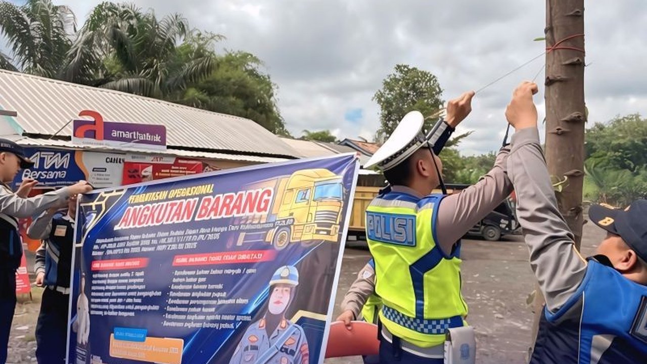 Polres OKU memberlakukan pembatasan operasional angkutan barang di Jalinsum selama mudik Nataru 2025/2026 demi kelancaran lalu lintas dan keselamatan pengguna jalan.