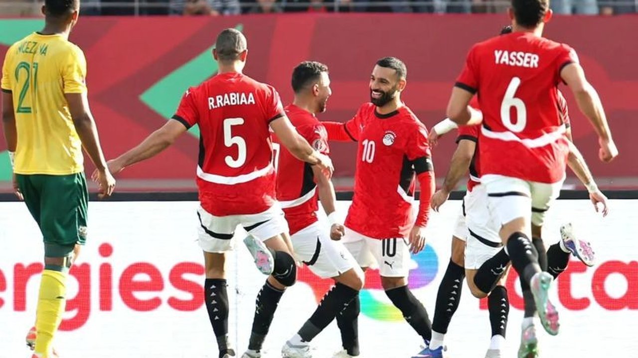 Gol penalti Mohamed Salah memastikan Mesir melaju ke babak 16 besar Piala Afrika 2025 setelah mengalahkan Afrika Selatan dalam laga sengit Grup B.