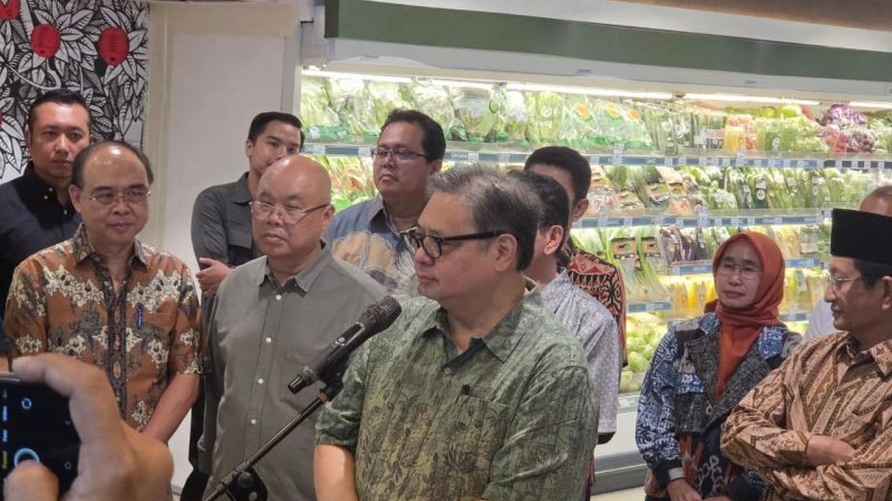 Menteri Koordinator Bidang Perekonomian Airlangga Hartarto menegaskan formulasi penetapan UMP 2026 telah mempertimbangkan indikator ekonomi makro, termasuk inflasi dan pertumbuhan ekonomi, menepis protes buruh.