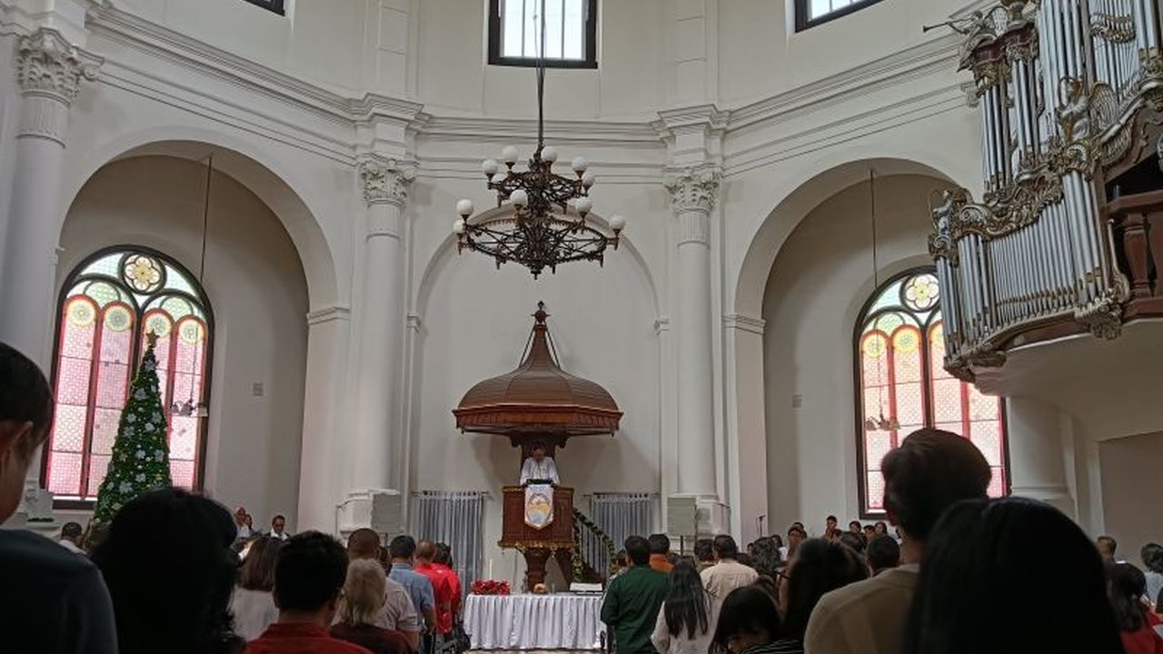 Ratusan jemaat Kristiani di Semarang merayakan Misa Natal perdana di Gereja Blenduk Semarang setelah proses revitalisasi, menghadirkan suasana baru yang lebih nyaman dan indah.
