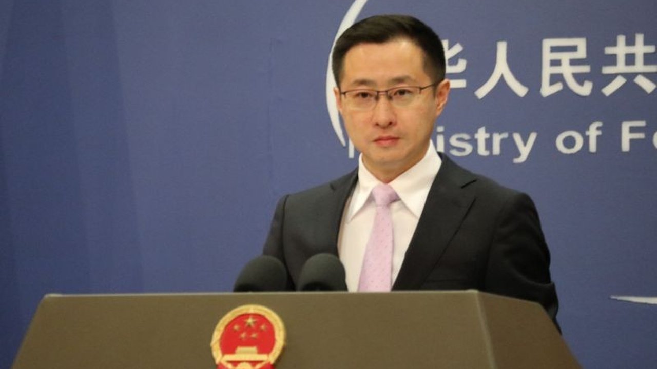 Beijing menjatuhkan sanksi tegas kepada 20 perusahaan militer AS dan 10 eksekutif senior sebagai balasan atas penjualan senjata ke Taiwan. Apa dampak dan alasan di balik langkah tegas China ini?