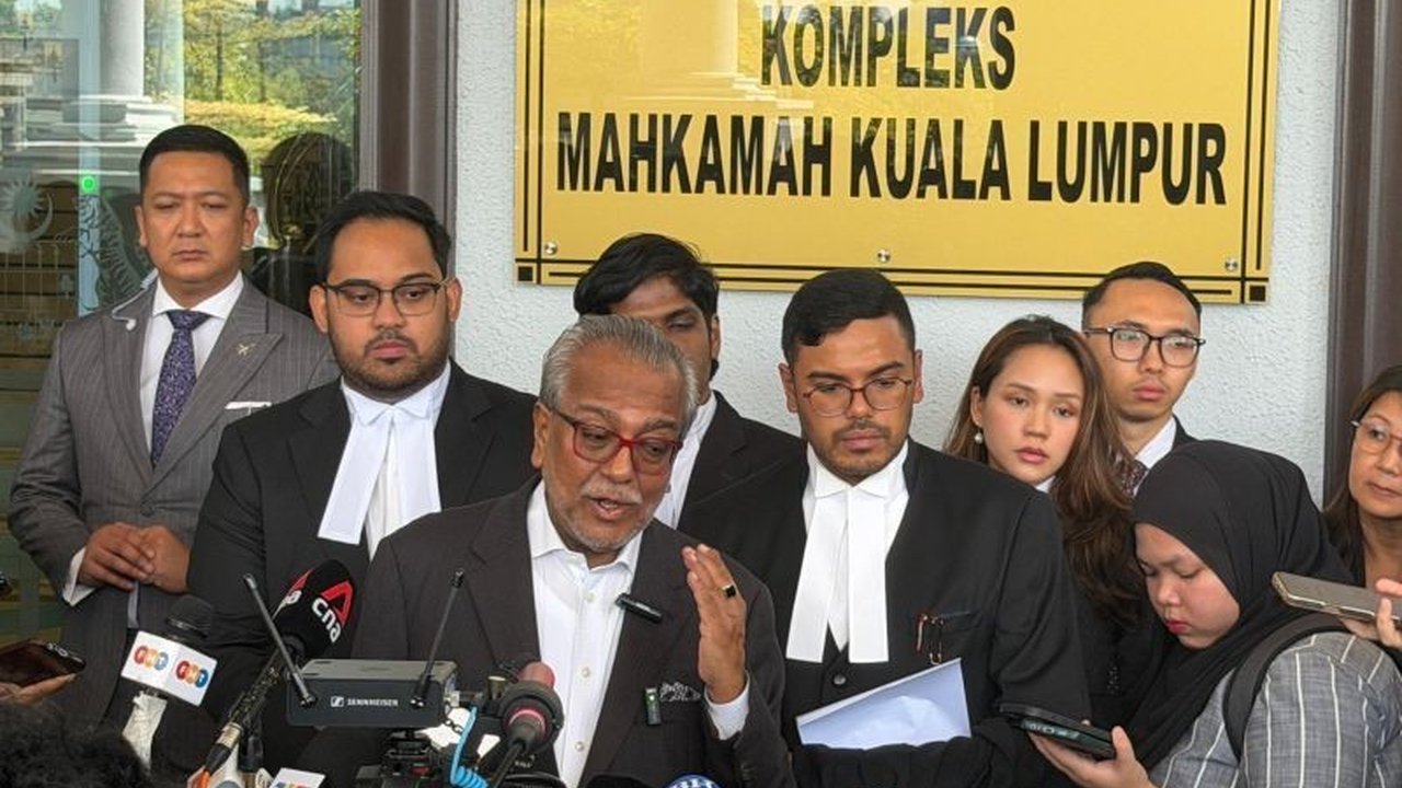 Mantan Perdana Menteri Malaysia, Najib Razak, dijatuhi hukuman 15 tahun penjara dan denda RM11,4 miliar terkait 25 dakwaan penyalahgunaan kekuasaan dan pencucian uang dalam kasus 1MDB, memicu pertanyaan tentang kelanjutan kasus korupsi besar ini.