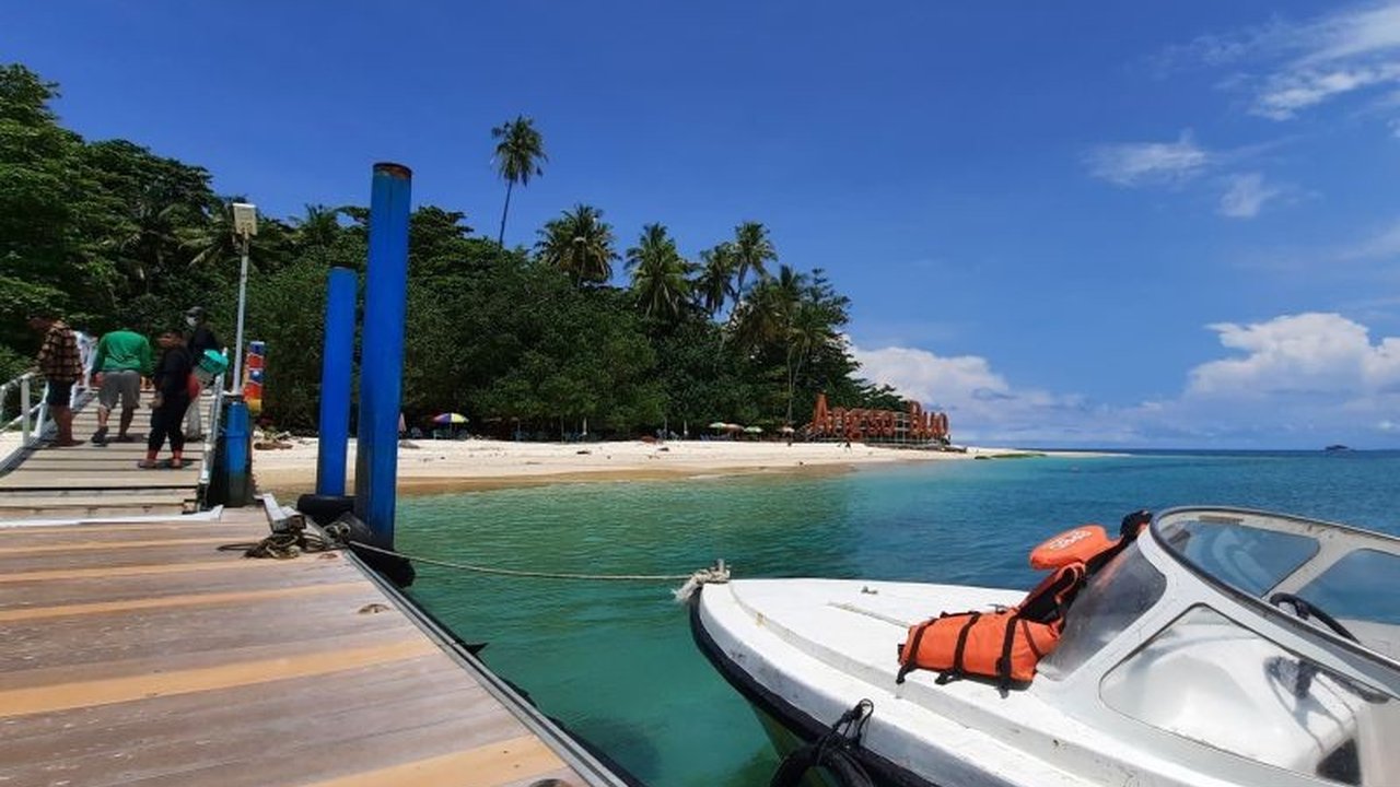 Pemerintah Kota Pariaman kembali membuka objek Wisata Angso Duo untuk menyambut libur Natal 2025 dan Tahun Baru 2026, dengan pengetatan pengawasan keberangkatan kapal demi keselamatan wisatawan.