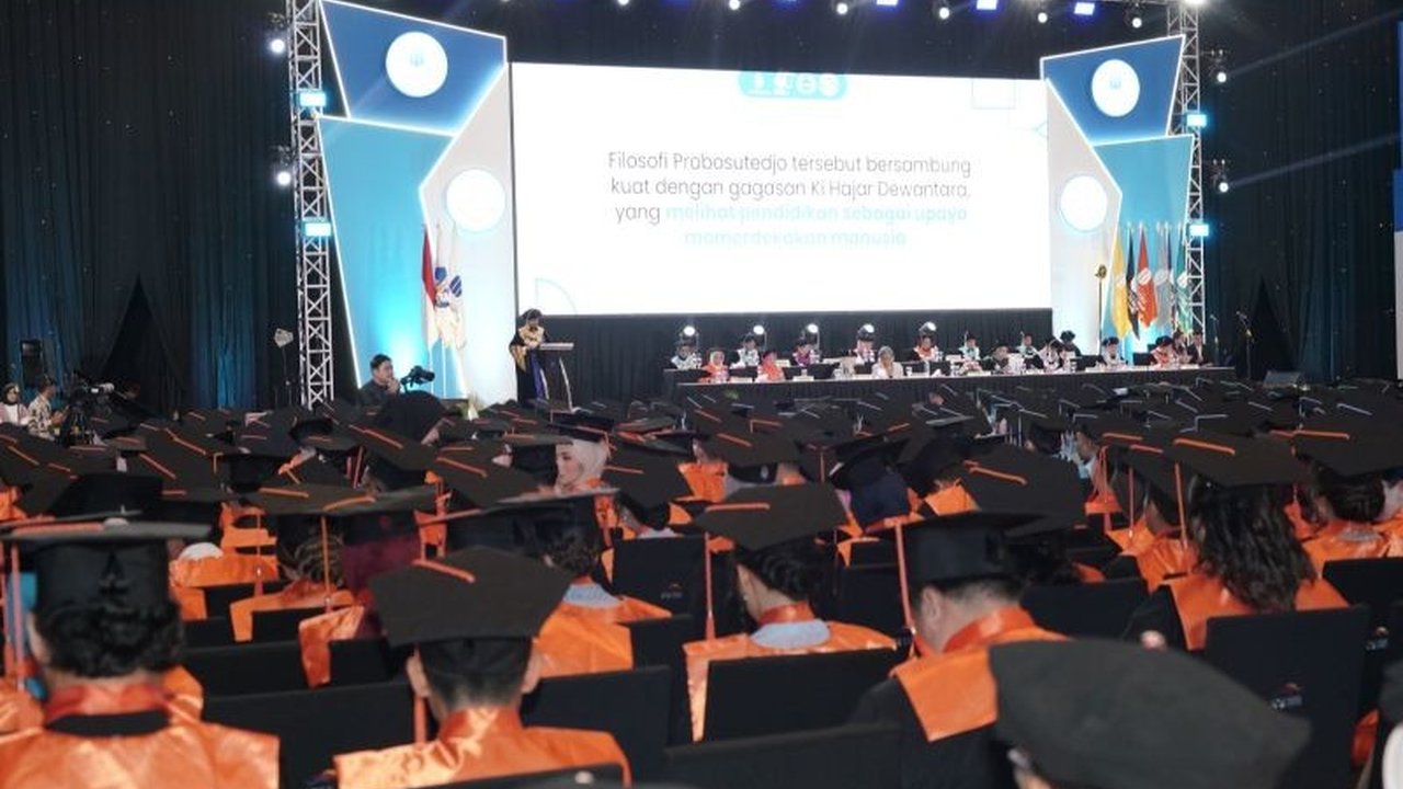 Universitas Mercu Buana (UMB) sukses menggelar wisuda perdana Program Profesi Insinyur (PPI), menandai langkah strategis dalam menyiapkan SDM profesional yang berdaya saing di era disrupsi teknologi. Bagaimana UMB mewujudkannya?