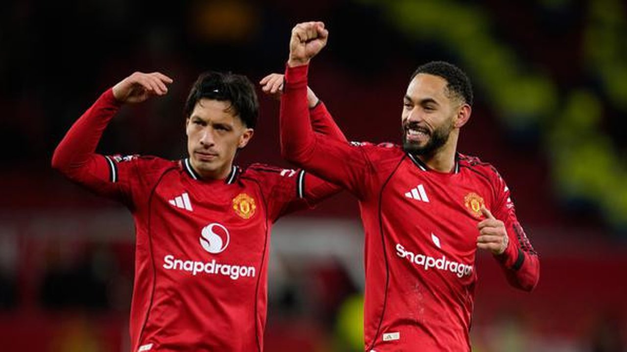 Lisandro Martinez (kiri) dan rekan setimnya, Matheus Cunha, memberikan apresiasi kepada suporter MU selepas duel melawan Newcastle United dalam lanjutan Liga Inggris 2025/2026 di Old Trafford