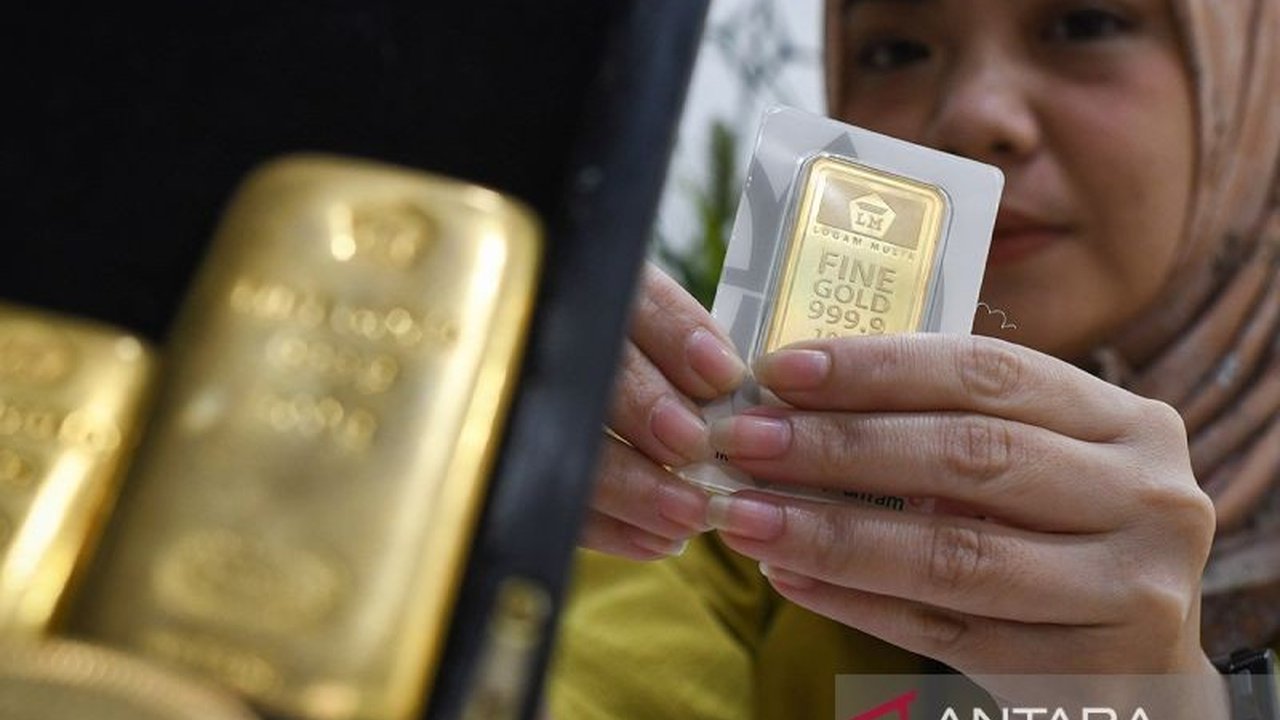 Harga emas Antam hari Jumat turun Rp10.000 per gram menjadi Rp1.660.000, sementara harga buyback juga mengalami penurunan.