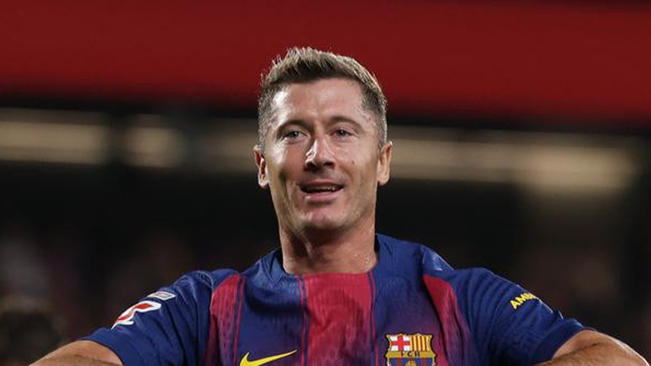 Robert Lewandowski merayakan gol yang dicetaknya ke gawang Valencia pada pekan 4 Liga Spanyol 2025/2026, Senin (15/9/2025) dini hari WIB. (Lluis GENE / AFP)