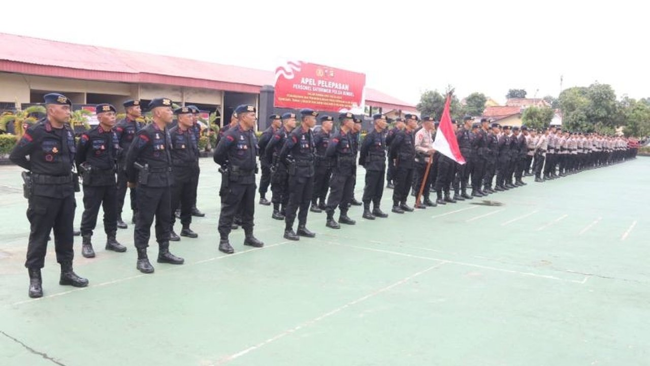 Polda Sumsel mengirimkan 100 personel Satuan Brimob untuk misi kemanusiaan, mempercepat pemulihan pasca bencana di Aceh, serta menyalurkan bantuan logistik penting.