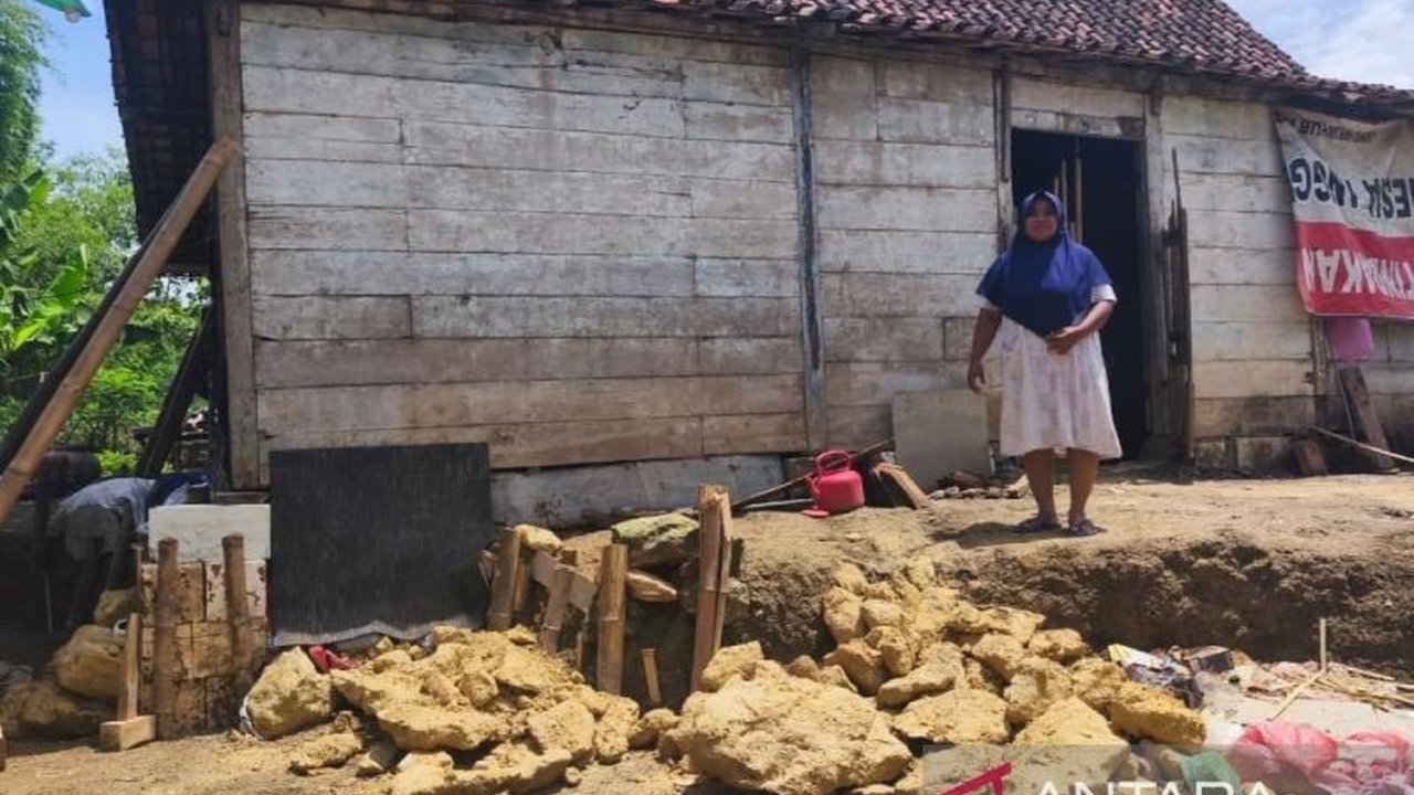 Tiga rumah warga di Dukuh Sambiroto, Blora, mengalami kerusakan parah akibat pergerakan tanah Blora yang diduga dipicu gerusan aliran Sungai Lusi dan air bawah tanah, menimbulkan kekhawatiran warga.