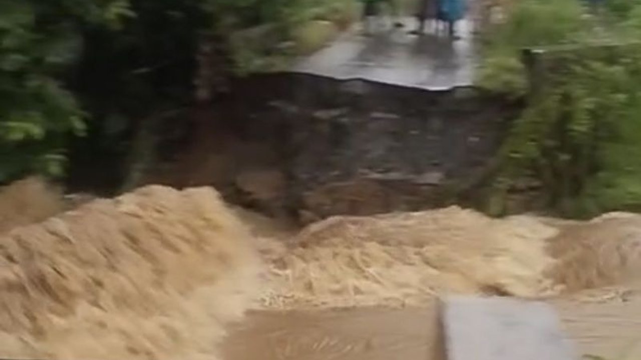 Sebuah jembatan putus di Tanah Laut, Kalimantan Selatan, akibat banjir menelan korban jiwa seorang lansia. Insiden ini menyoroti kerentanan infrastruktur di tengah cuaca ekstrem dan mendesak perbaikan.