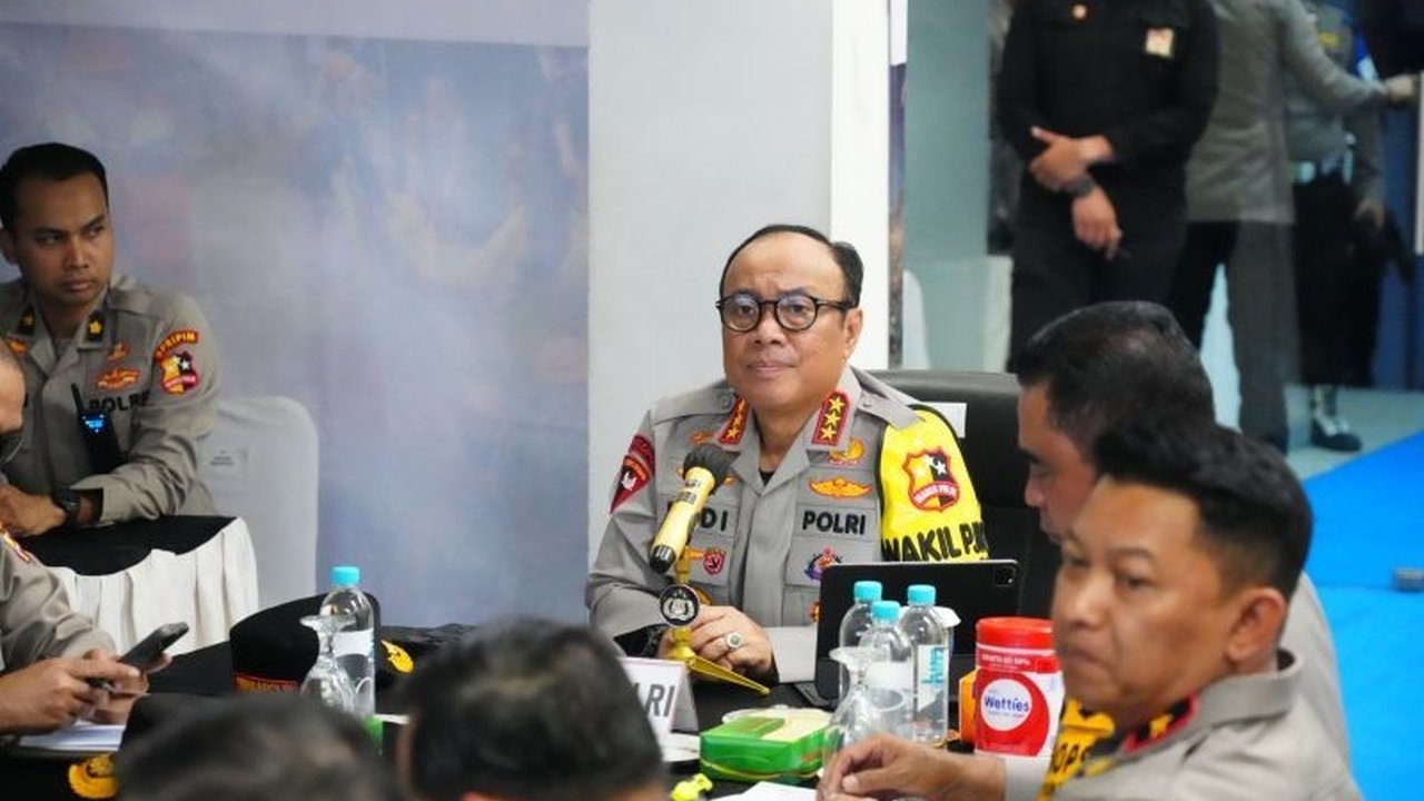 Wakapolri Komjen Pol. Dedi Prasetyo mendesak percepatan penanganan bencana di Aceh, Sumatera Utara, dan Sumatera Barat melalui pengerahan alat berat serta pembangunan fasilitas air bersih.