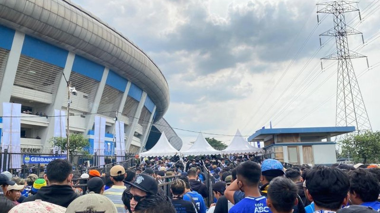 Polrestabes Bandung mengerahkan 1.200 personel untuk Pengamanan Laga Persib vs PSM di Stadion GBLA, memastikan pertandingan berjalan aman dan nyaman bagi penonton dengan rekayasa lalu lintas ketat.