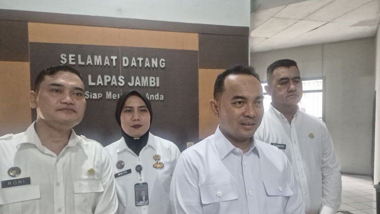 Kanwil Ditjenpas Jambi memindahkan 32 narapidana risiko tinggi ke Lapas Nusakambangan sebagai langkah strategis penguatan keamanan dan ketertiban pemasyarakatan serta mengatasi kelebihan kapasitas.