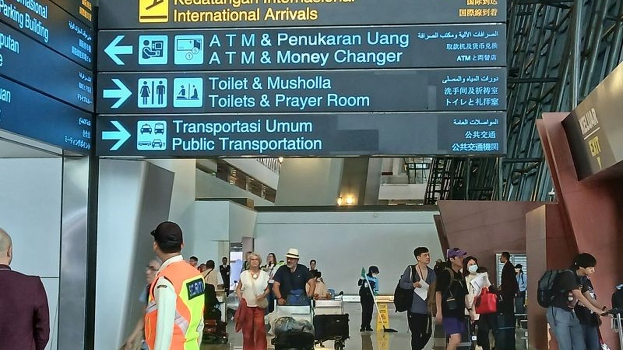 Bandara Internasional Soekarno-Hatta mengalami penurunan pergerakan penumpang yang signifikan pasca Natal 2025, menunjukkan tren mobilitas masyarakat yang mulai melambat setelah puncak libur.