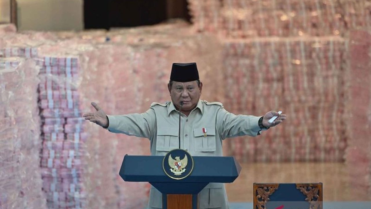 Kejaksaan Agung menampilkan uang sitaan hasil korupsi senilai hampir Rp20 triliun, sebuah **spektakel penyelamatan uang negara** yang memicu pertanyaan tentang transparansi dan legitimasi kekuasaan.