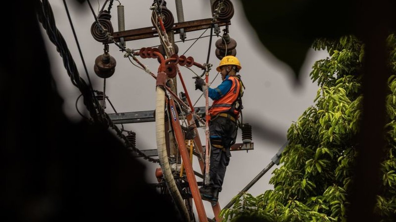 PT PLN (Persero) berhasil pulihkan listrik di 184 desa di Kabupaten Aceh Tengah pascabencana banjir bandang dan tanah longsor, memastikan kebutuhan dasar warga terpenuhi.