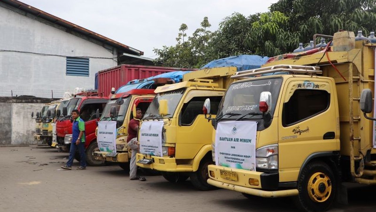 Kementerian Lingkungan Hidup (KLH) bergerak cepat mengirimkan bantuan air bersih dan alat penjernih air ke wilayah terdampak banjir Aceh, memastikan kebutuhan dasar warga terpenuhi dan mencegah krisis kesehatan pascabencana.
