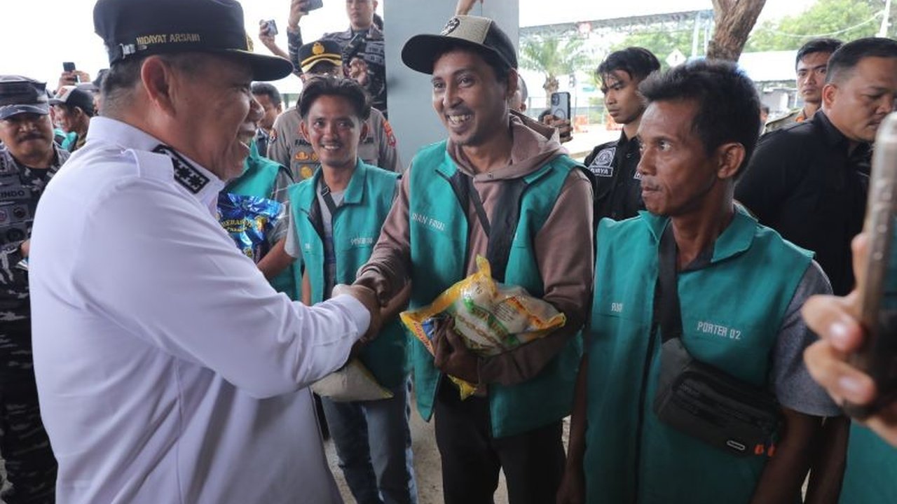 Gubernur Kepulauan Bangka Belitung Hidayat Arsani menyalurkan bantuan sembako kepada petugas porter dan pedagang asongan di Pelabuhan Tanjungkalian, menunjukkan kepedulian sosial pemerintah daerah.