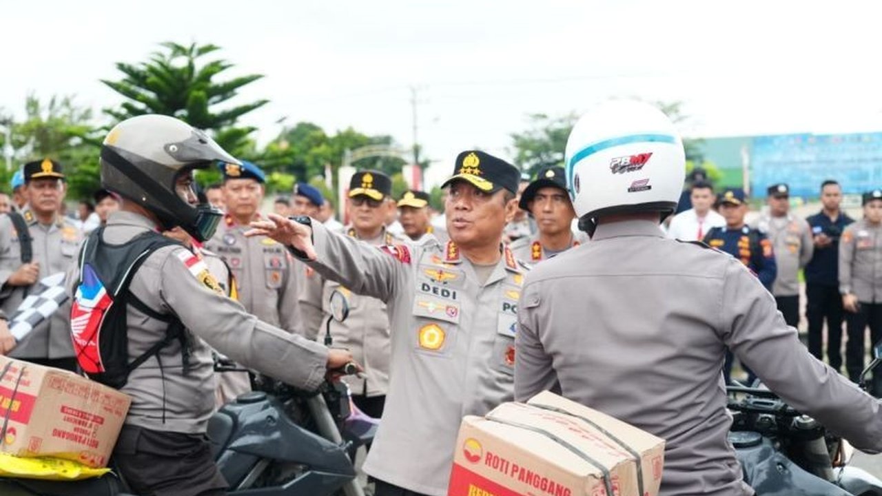 Polri mengerahkan ratusan personel dan alat berat untuk mempercepat penanganan bencana Aceh Utara, fokus pada pemulihan akses jalan dan jembatan yang rusak parah akibat banjir.