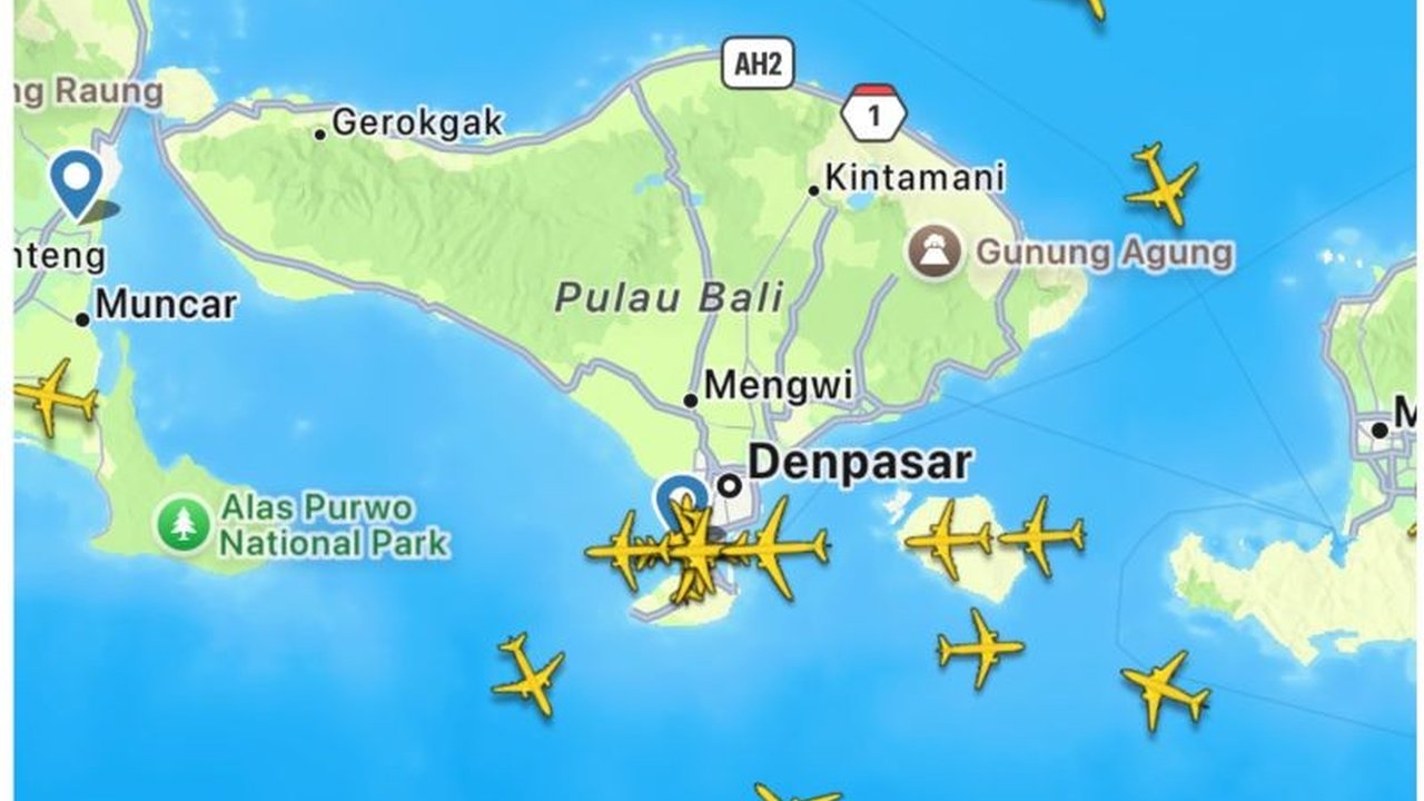 Operasional Bandara I Gusti Ngurah Rai di Bali terganggu hujan lebat pada Sabtu, 27 Desember 2025, memaksa pengaturan pendaratan pesawat demi keselamatan penerbangan.