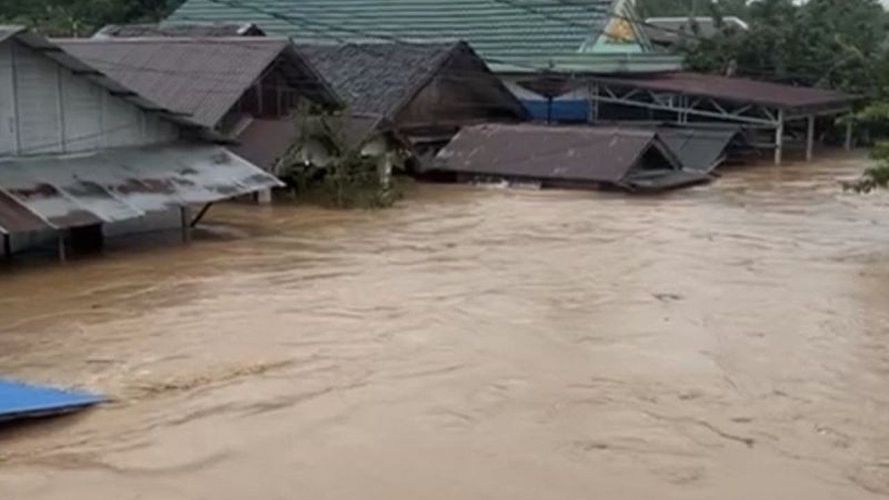 Banjir bandang Balangan Kalsel melanda Kecamatan Tebing Tinggi dan Halong pada Sabtu, 27 Desember 2025, menyebabkan ratusan rumah rusak. Simak kondisi terkini dan upaya penanganan bencana ini.