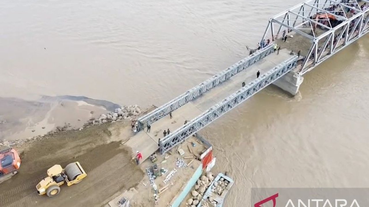 Pemerintah Indonesia telah menyelesaikan pembangunan 10 jembatan bailey di tiga provinsi Sumatra, memulihkan konektivitas vital pasca-bencana banjir bandang dan longsor.