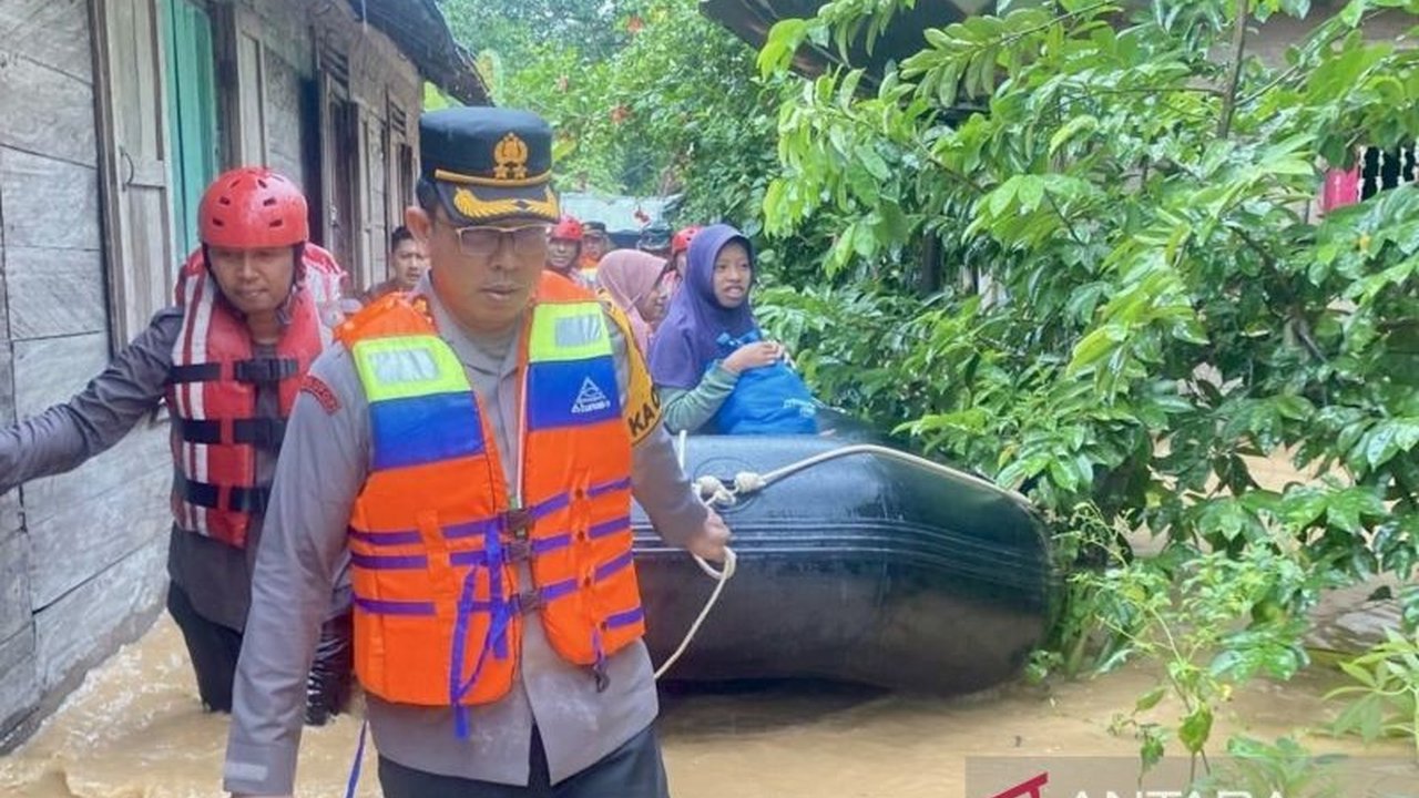 Banjir Bandang Tebing Tinggi Kalsel pada Sabtu (27/12) menyebabkan 1.615 kepala keluarga terdampak dan ratusan rumah rusak di delapan desa Kecamatan Tebing Tinggi, Balangan.