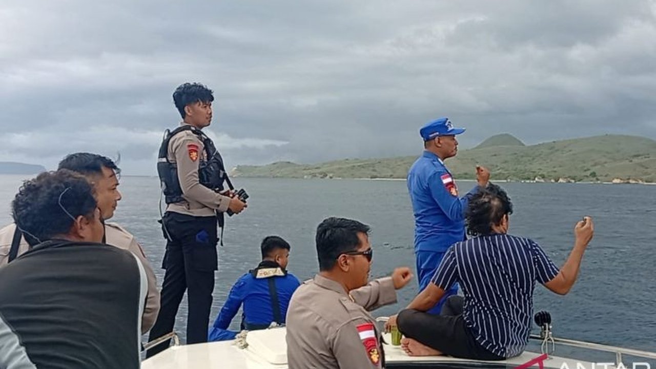 Tim SAR gabungan terus melakukan pencarian empat korban hilang dalam insiden kapal wisata KM Putri Sakinah yang tenggelam di Labuan Bajo. Upaya pencarian korban kapal tenggelam Labuan Bajo ini menghadapi berbagai tantangan berat.